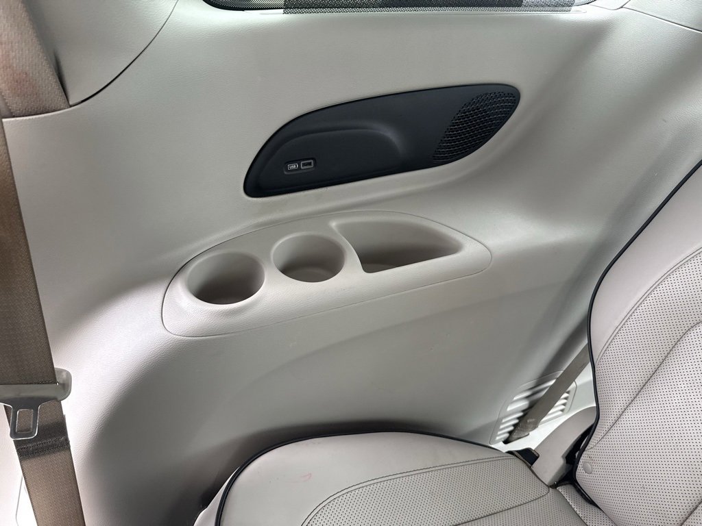 Used 2018 Chrysler Pacifica Limited image 37