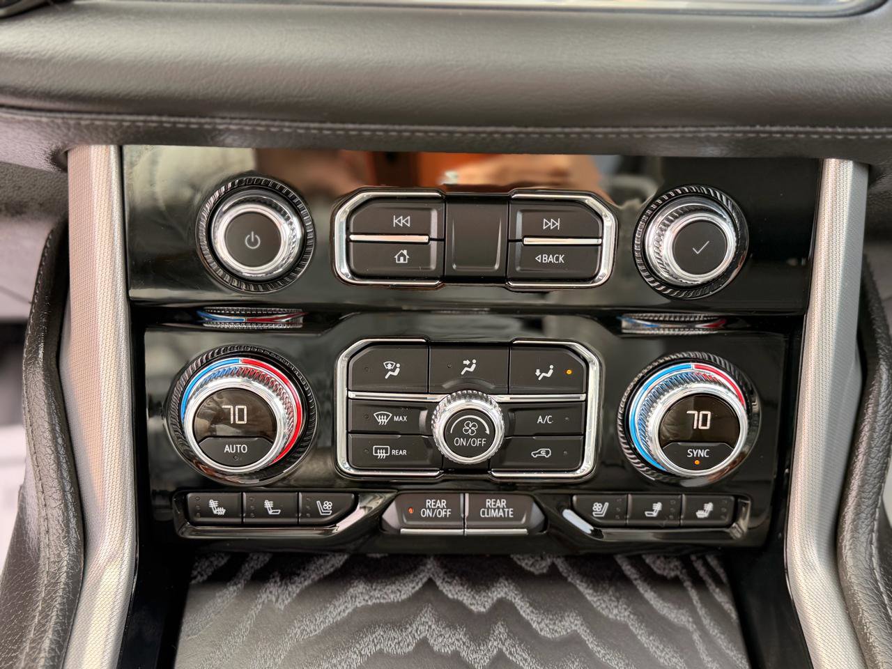 Used 2024 GMC Yukon XL Denali AWD/4WD image 18