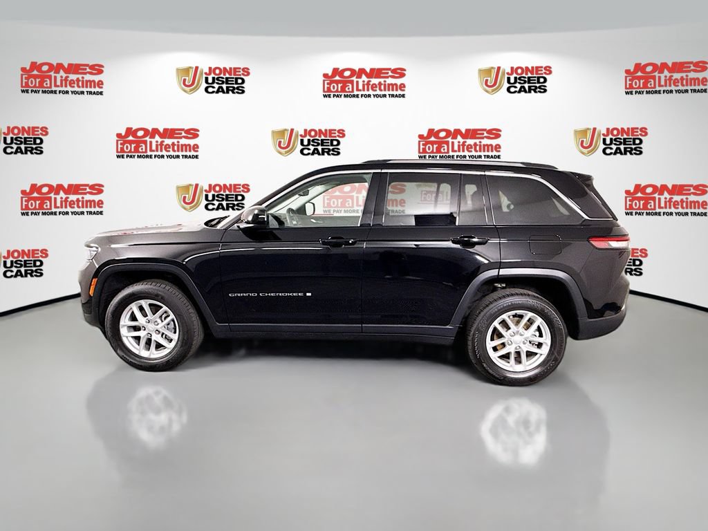 Used 2023 Jeep Grand Cherokee Laredo AWD/4WD image 13