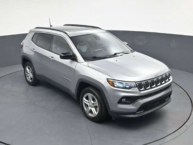 Used 2023 Jeep Compass Latitude w/ Sun and Sound Group AWD/4WD image 24