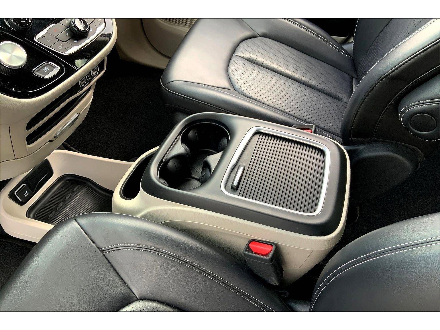 Used 2023 Chrysler Pacifica Touring-L image 16