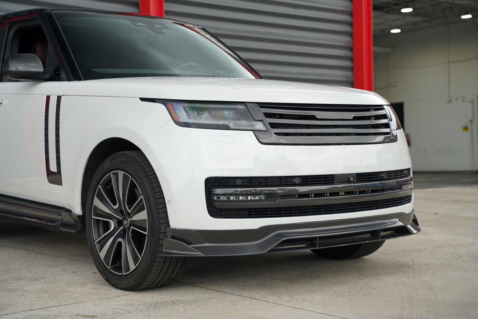 Used 2025 Land Rover Range Rover SE AWD/4WD image 3