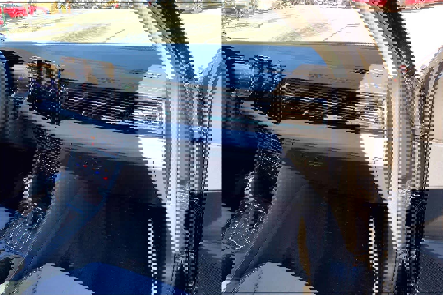 Used 2025 Volkswagen Jetta SE image 19