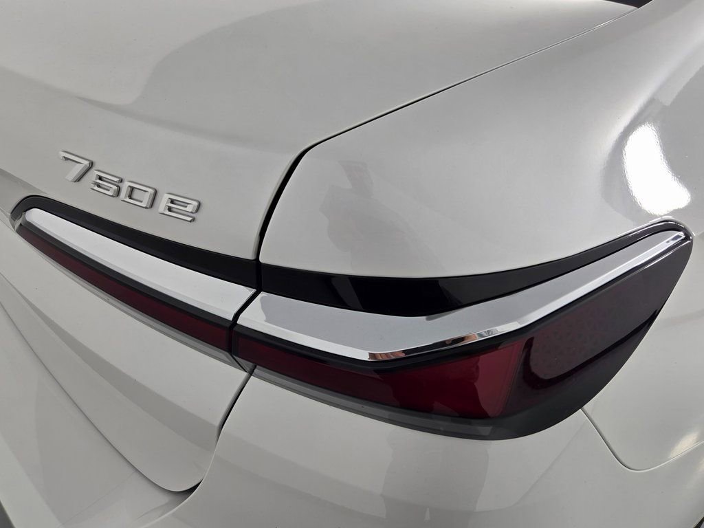 New 2026 BMW 750e xDrive image 9