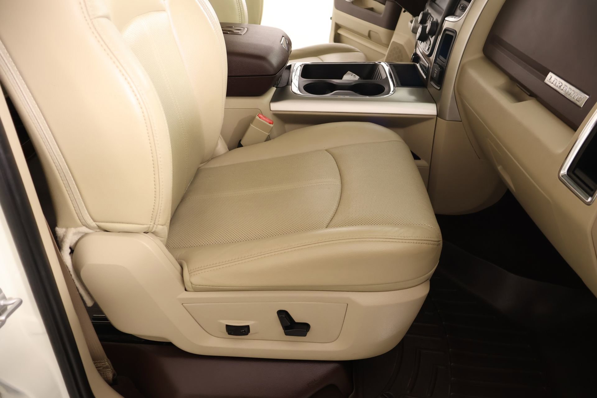 Used 2018 RAM 1500 Laramie w/ Convenience Group AWD/4WD image 13
