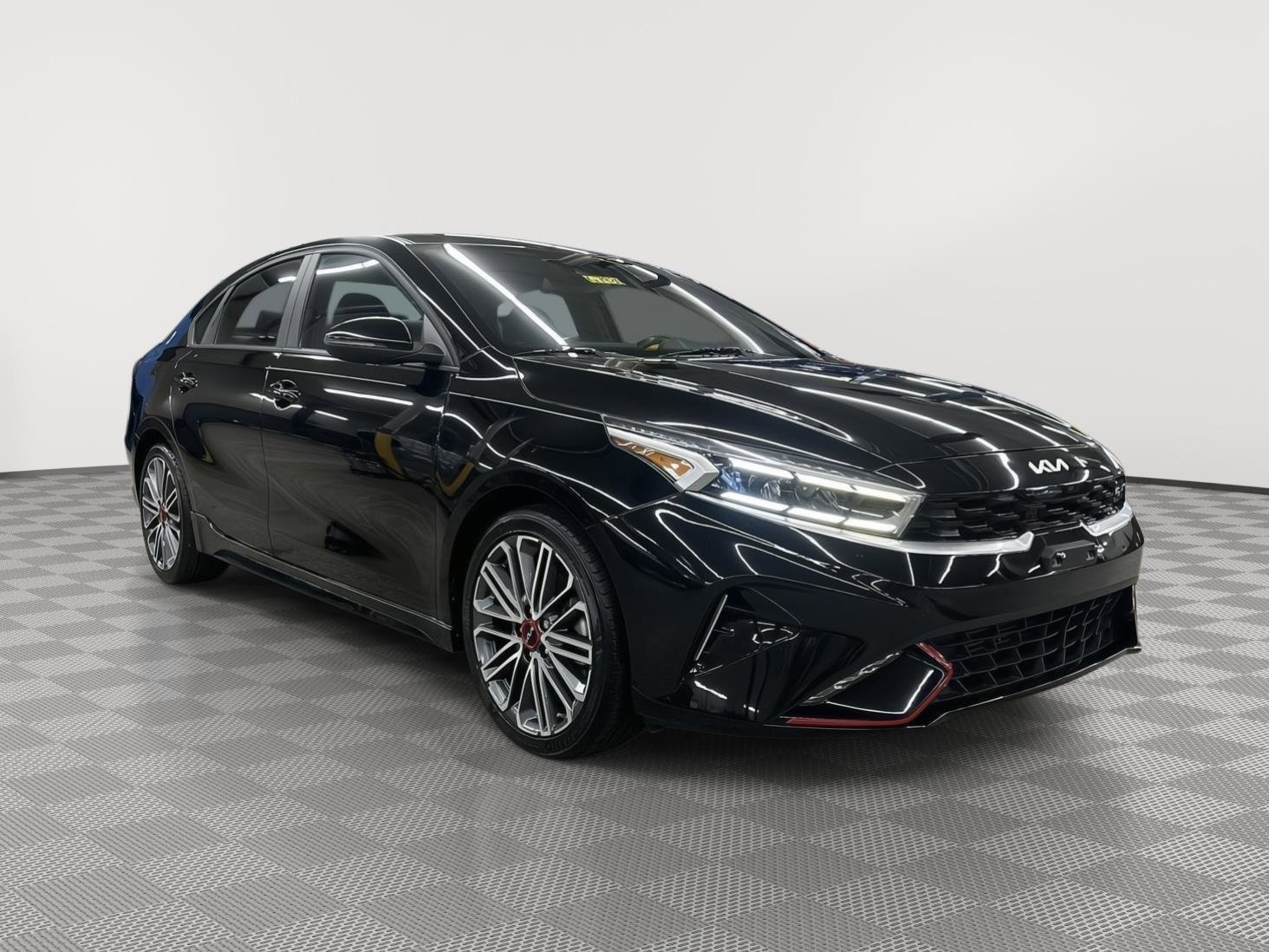 Used 2022 Kia Forte GT image 3