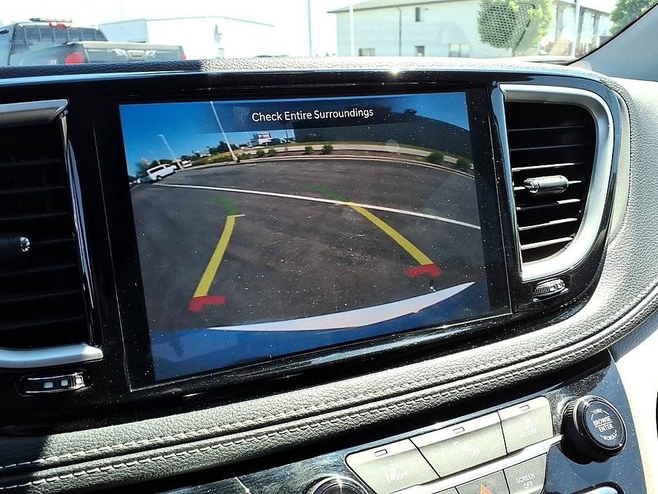 Used 2023 Chrysler Pacifica Touring-L FWD image 29