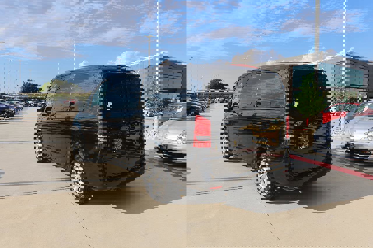 Used 2018 Mercedes-Benz Metris Passenger image 3