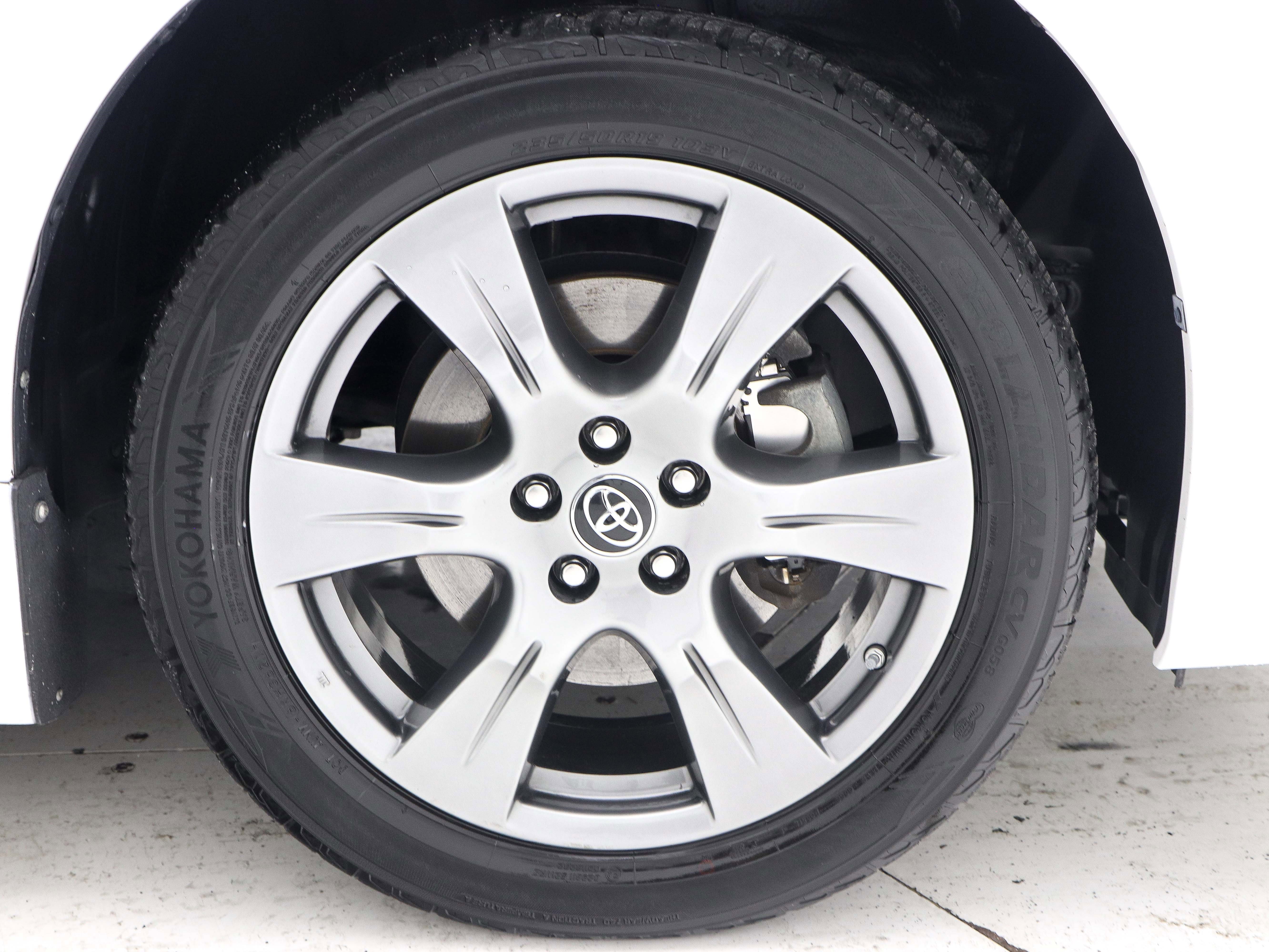 Used 2018 Toyota Sienna SE Premium w/ Carpet Mat Package image 39