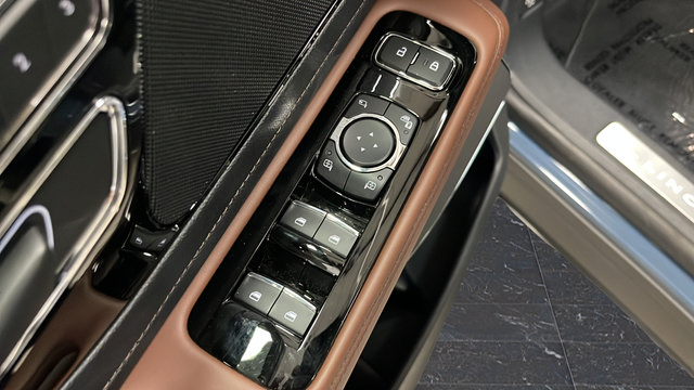 Used 2025 Lincoln Aviator Reserve AWD/4WD image 21