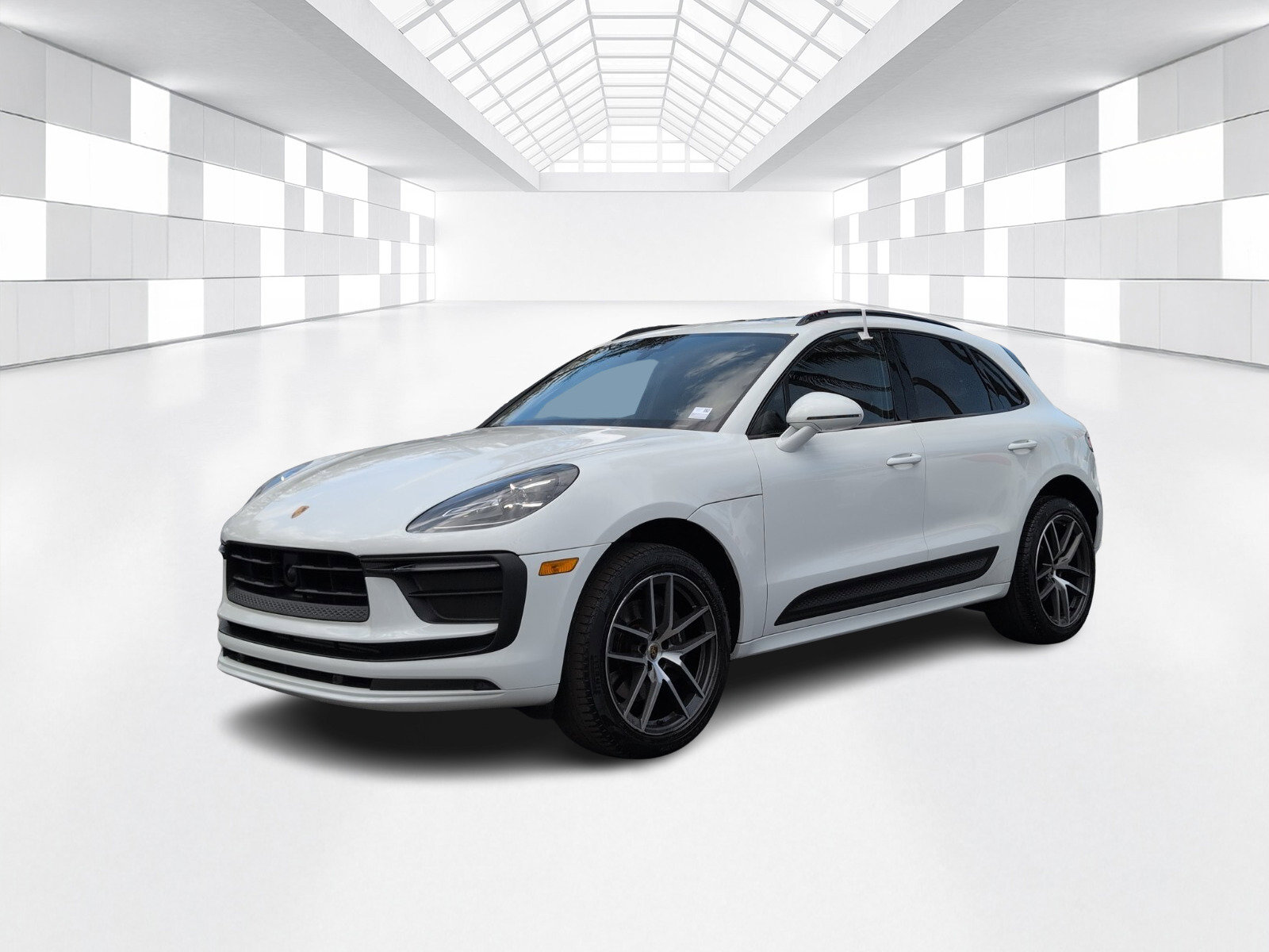 Used 2023 Porsche Macan Turbo image 3