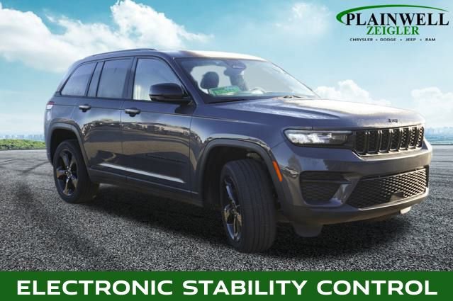 Used 2023 Jeep Grand Cherokee Altitude image 4