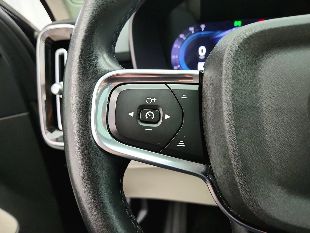 Used 2023 Volvo XC40 B5 Plus AWD/4WD image 24