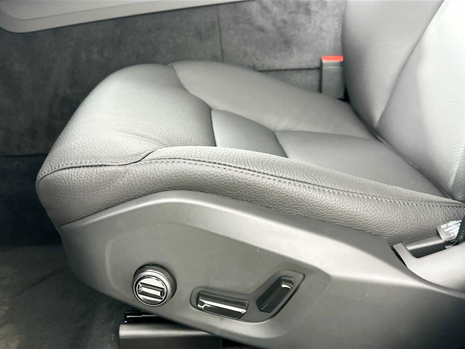 Used 2025 Volvo XC60 T8 Plus w/ Protection Package Premier image 17