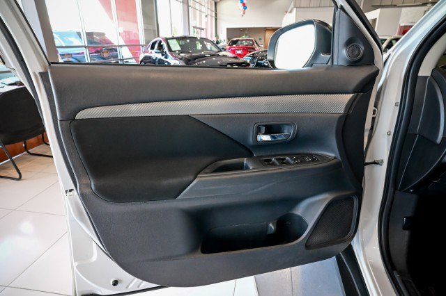 Used 2014 Mitsubishi Outlander SE AWD/4WD image 16
