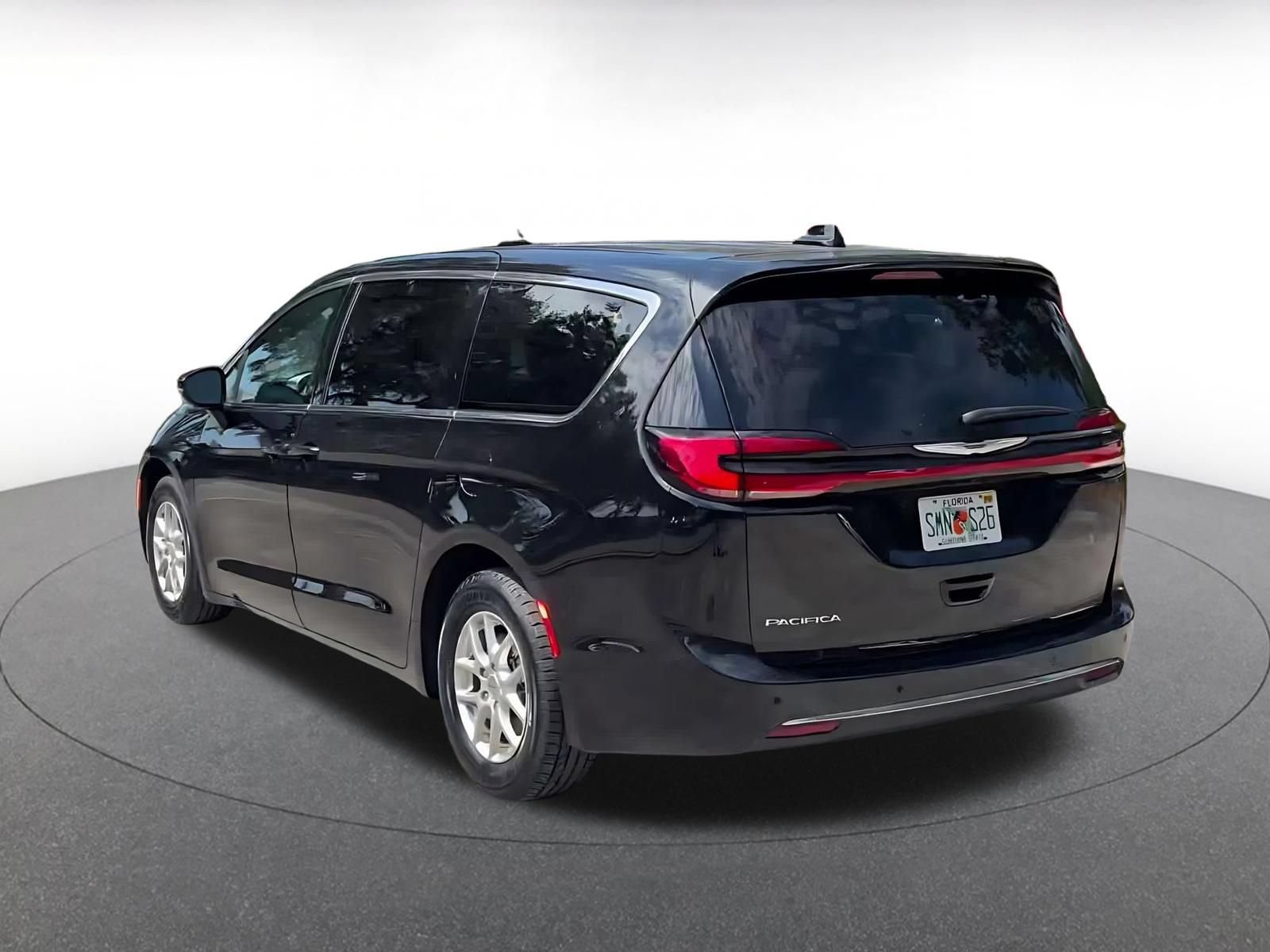 Used 2025 Chrysler Pacifica Select FWD image 10