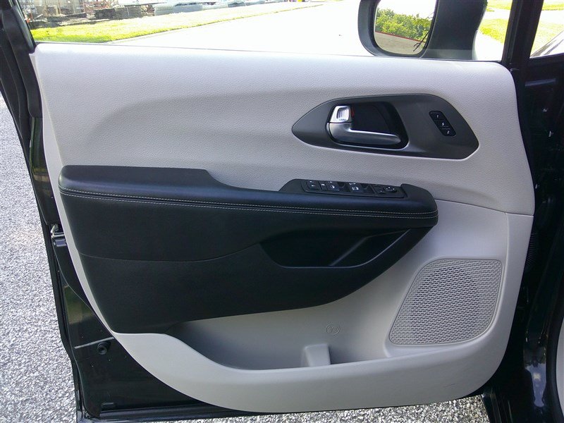 Used 2023 Chrysler Pacifica Touring-L FWD image 9