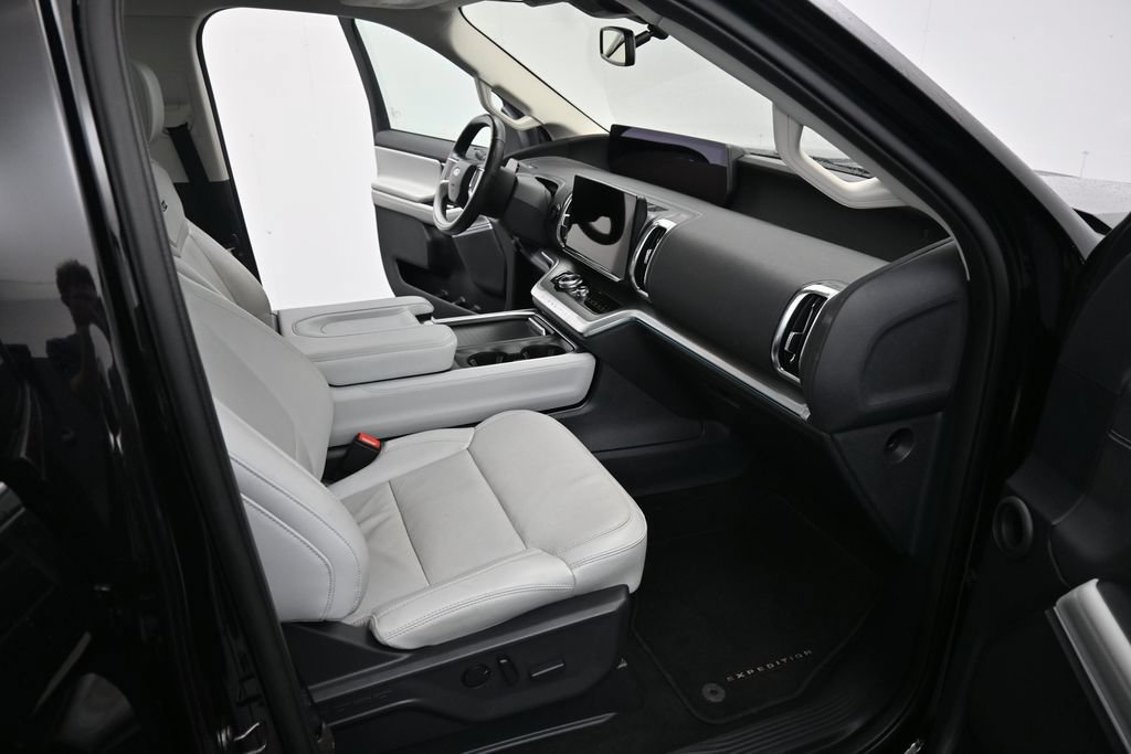Used 2025 Ford Expedition Max Platinum AWD/4WD image 42