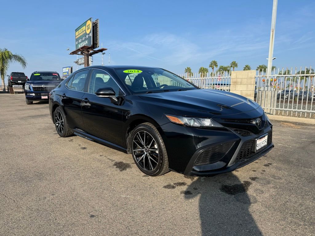 Used 2024 Toyota Camry SE image 1