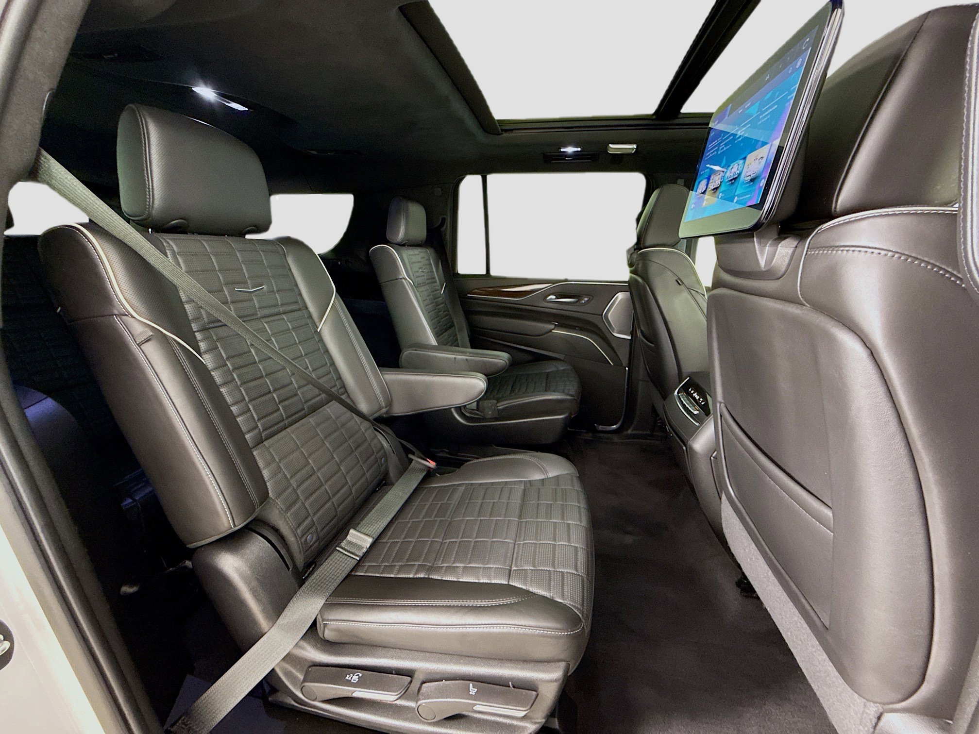 Used 2023 Cadillac Escalade ESV Sport Platinum w/ Heavy-Duty Trailer Package AWD/4WD image 31