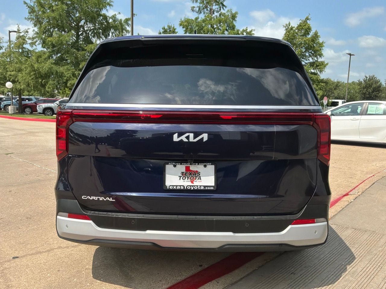 Used 2026 Kia Carnival FWD image 7