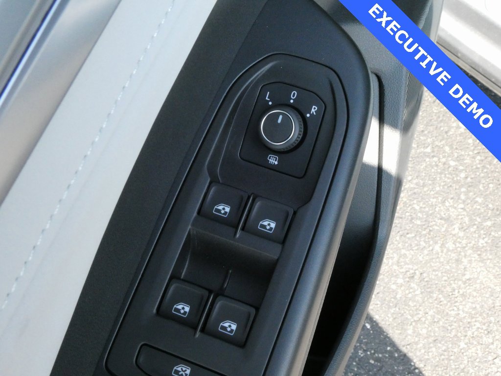 Certified 2025 Volkswagen Taos SE image 10