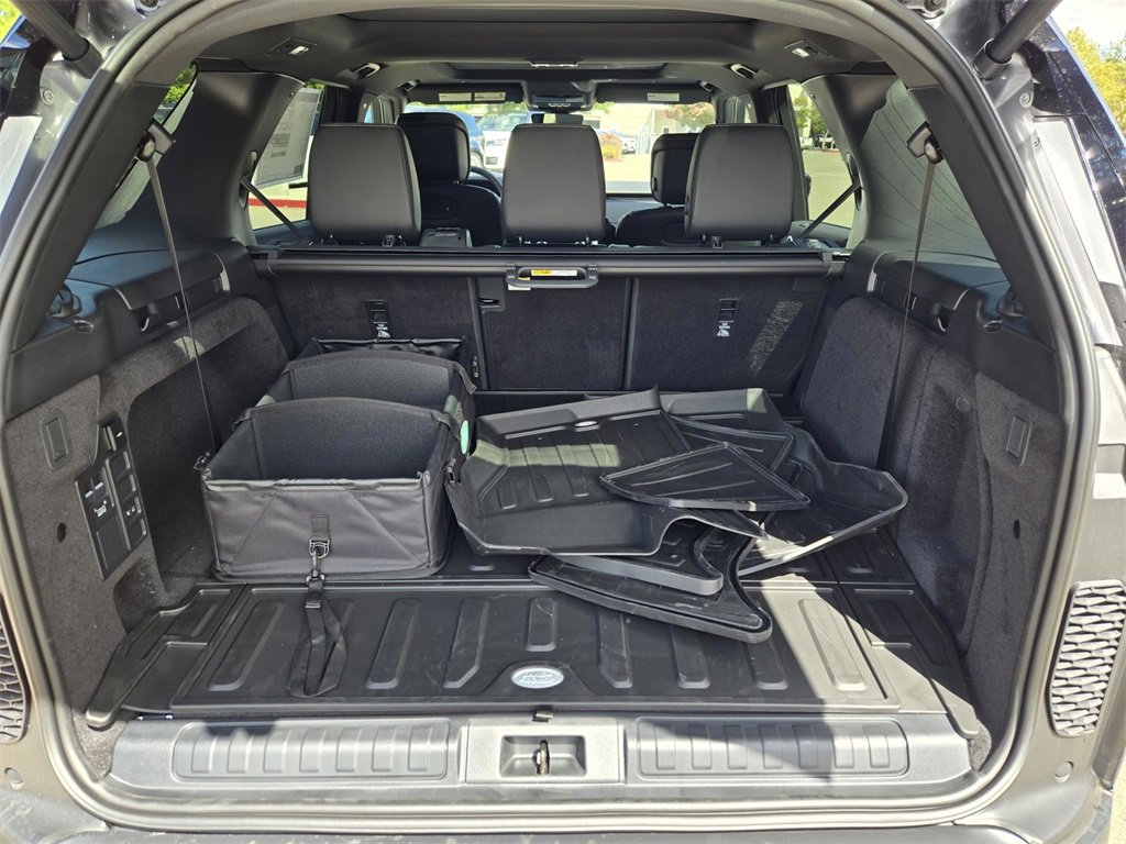 New 2025 Land Rover Discovery S image 15