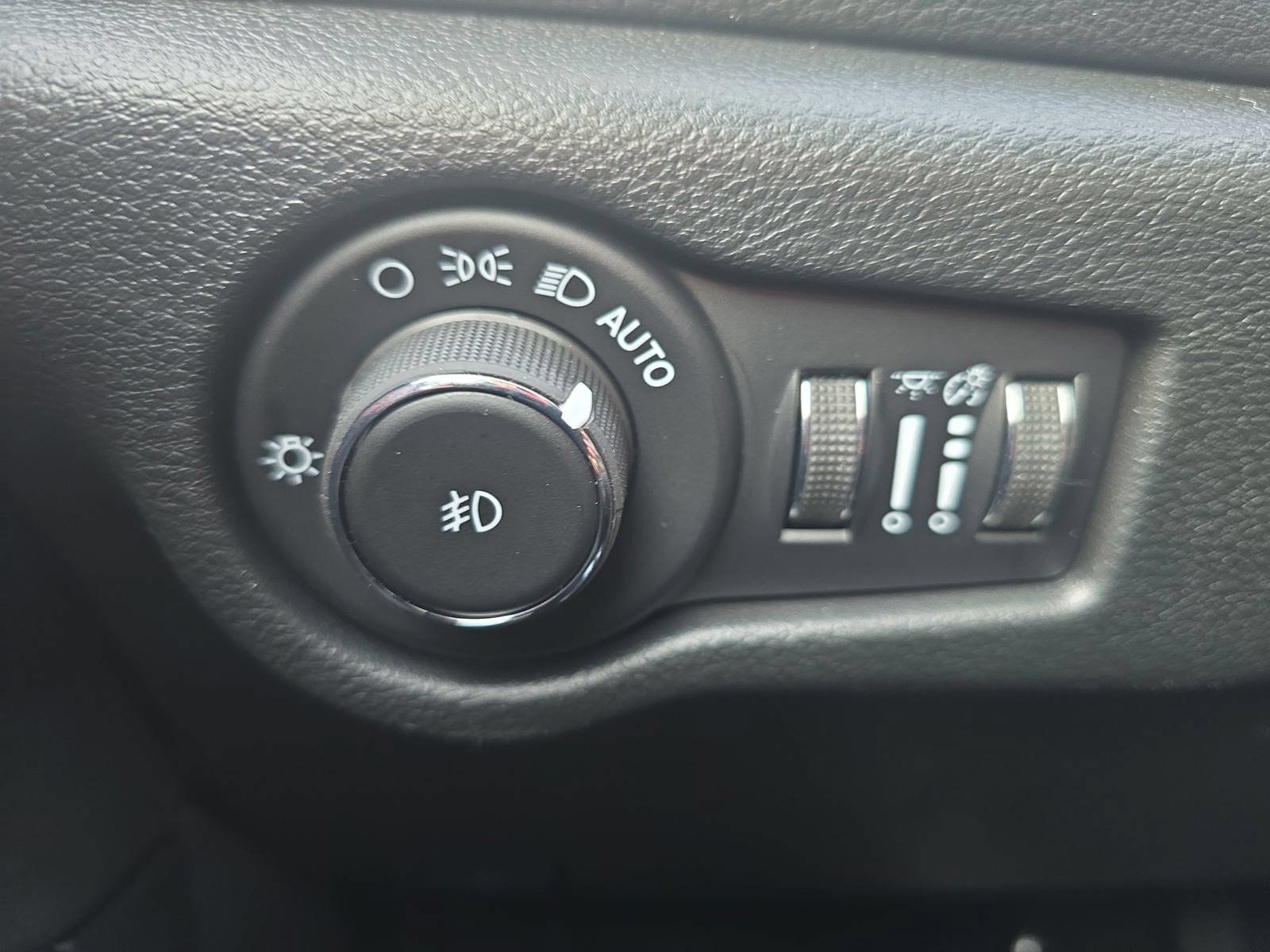 New 2026 Chrysler Pacifica Select FWD image 24