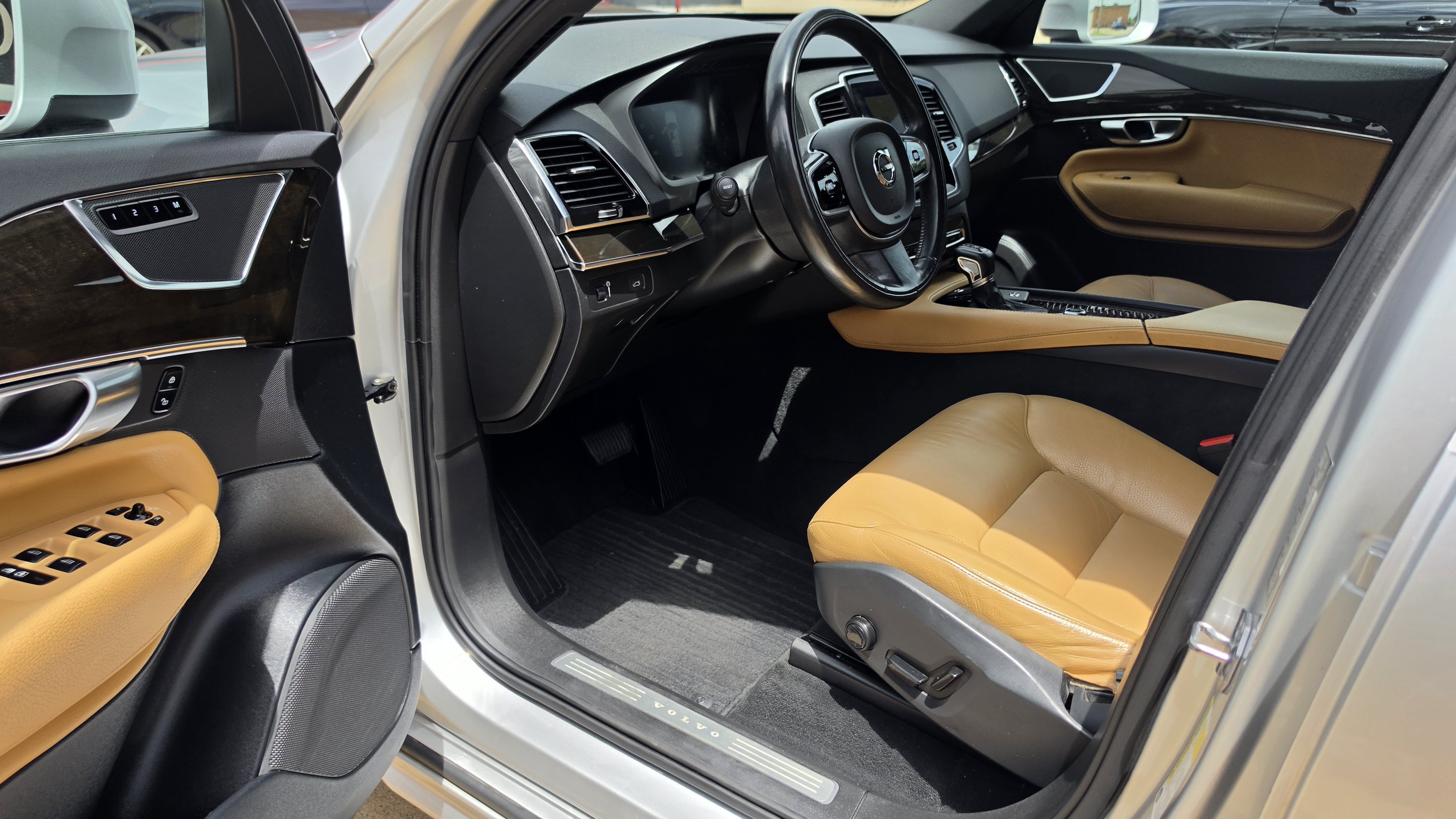 Used 2018 Volvo XC90 T6 Momentum w/ Convenience Package AWD/4WD image 24