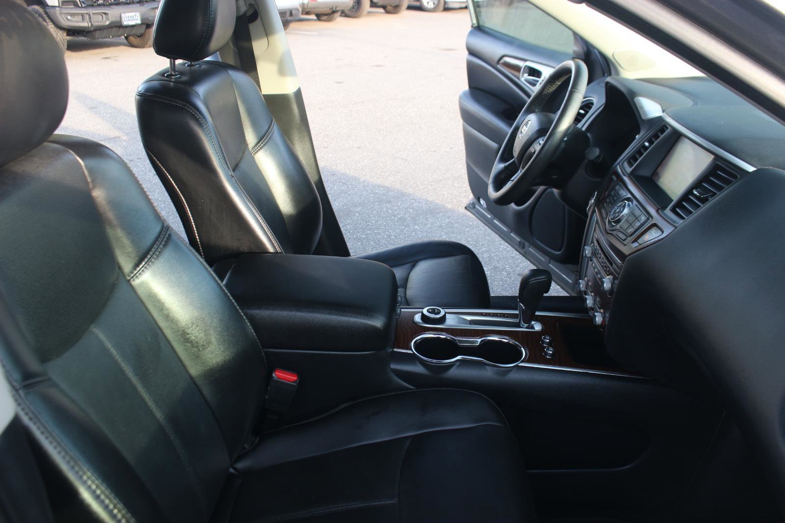 Used 2020 Nissan Pathfinder Platinum image 38