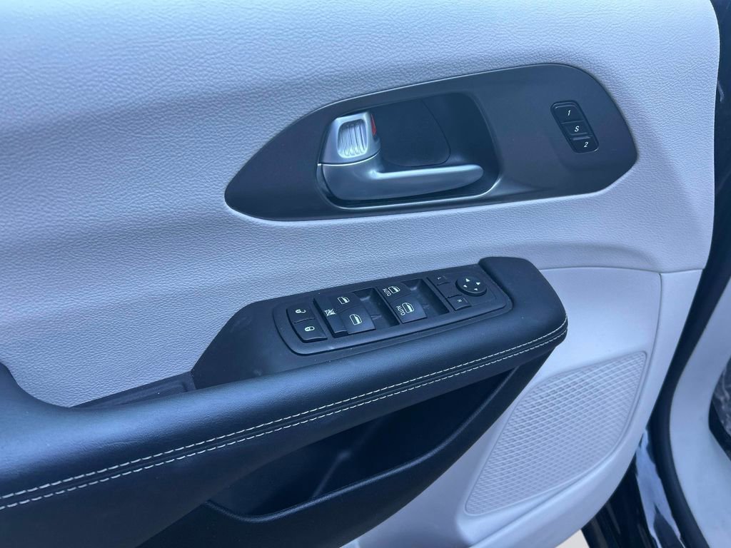 Used 2024 Chrysler Pacifica Touring-L image 20