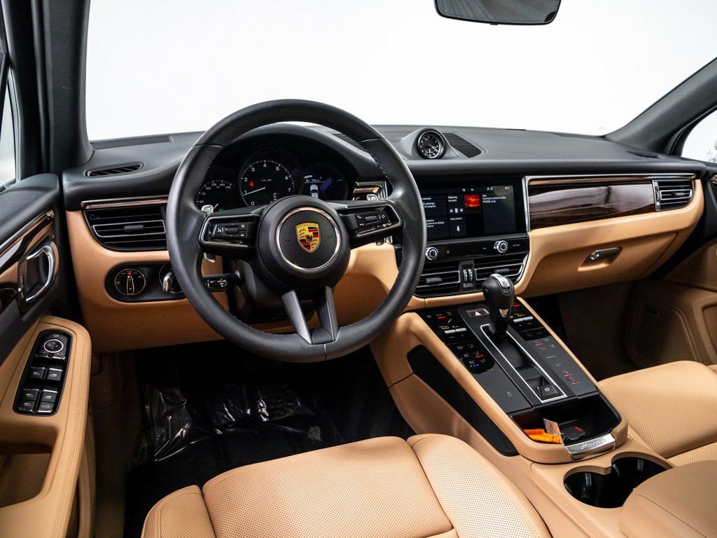 Certified 2025 Porsche Macan image 4