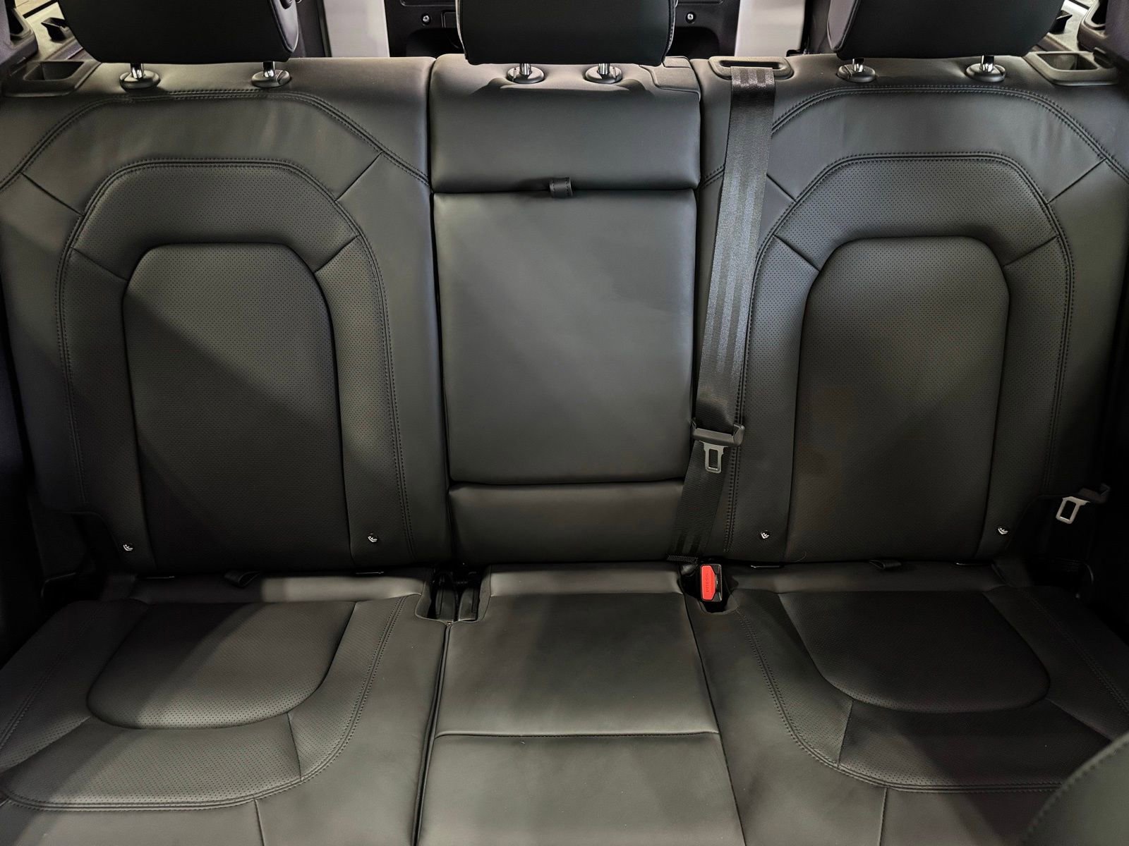 Used 2025 Land Rover Defender 110 X-Dynamic SE image 24