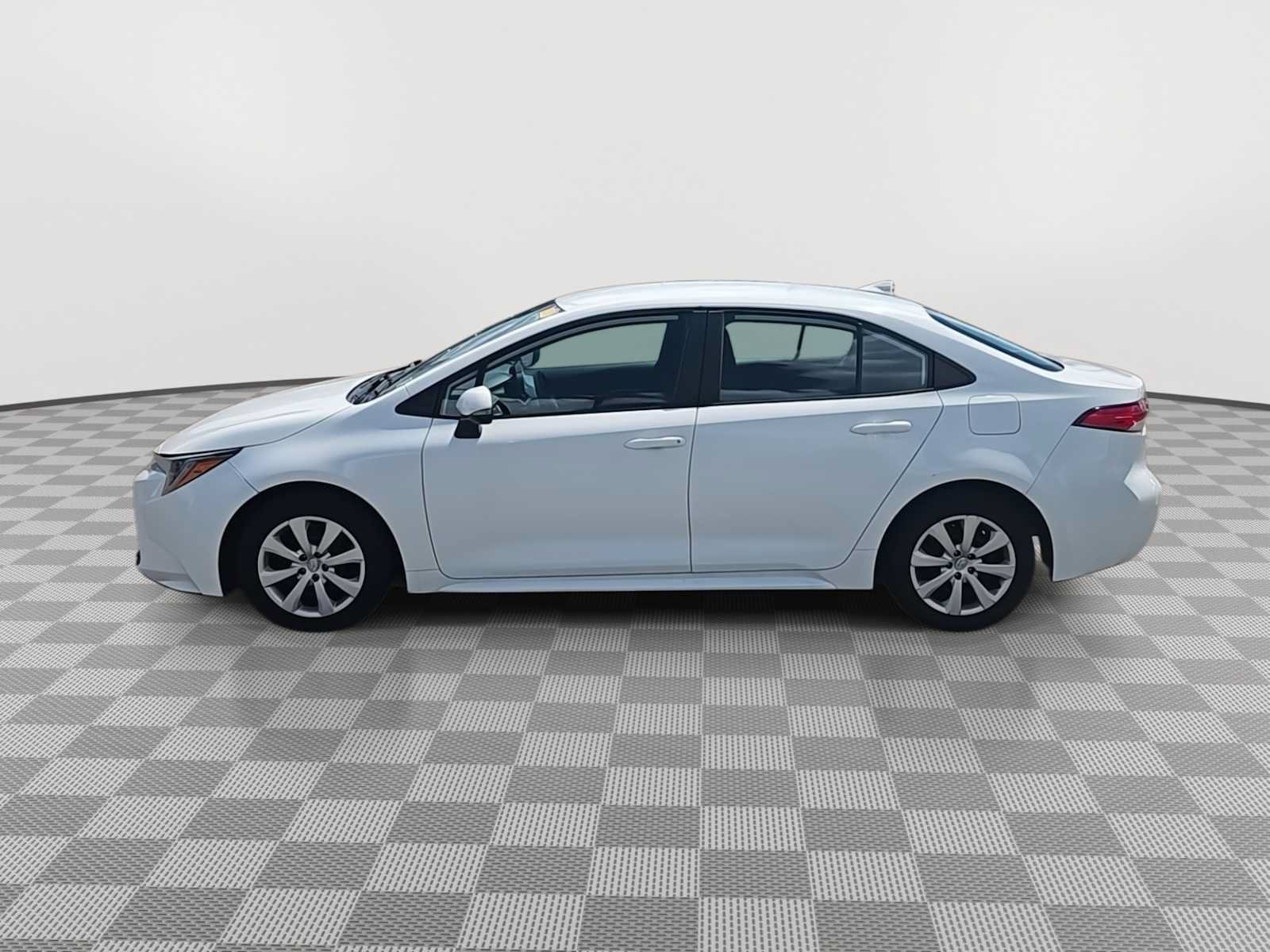 Used 2023 Toyota Corolla LE FWD image 5