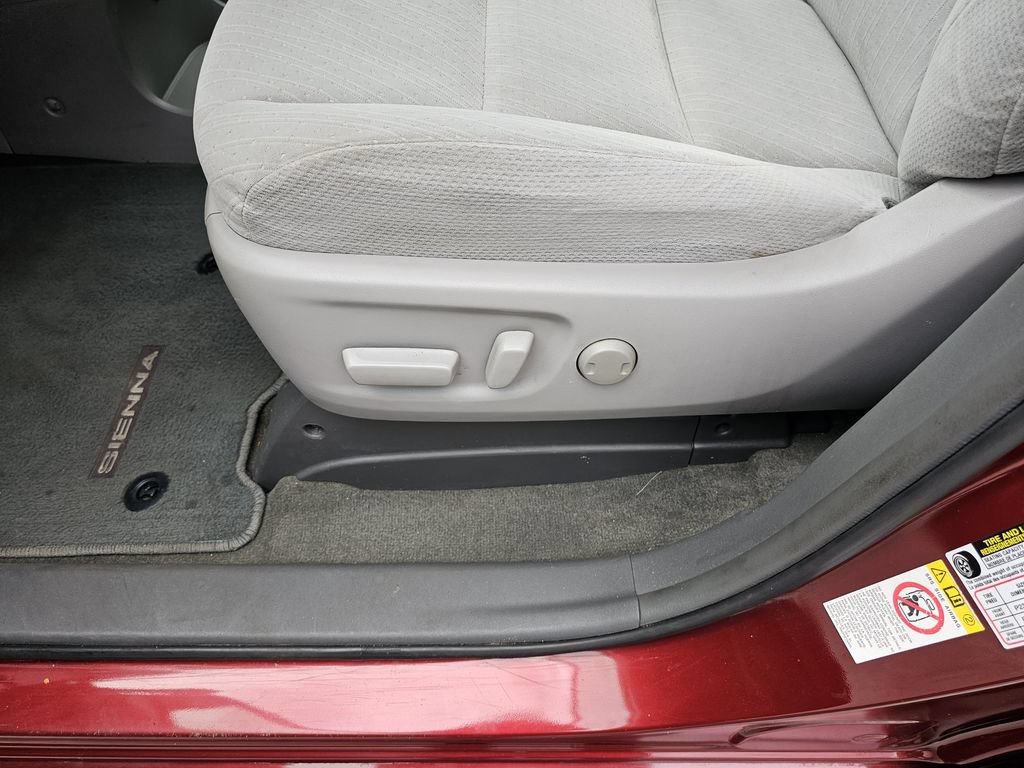 Used 2018 Toyota Sienna LE FWD image 17