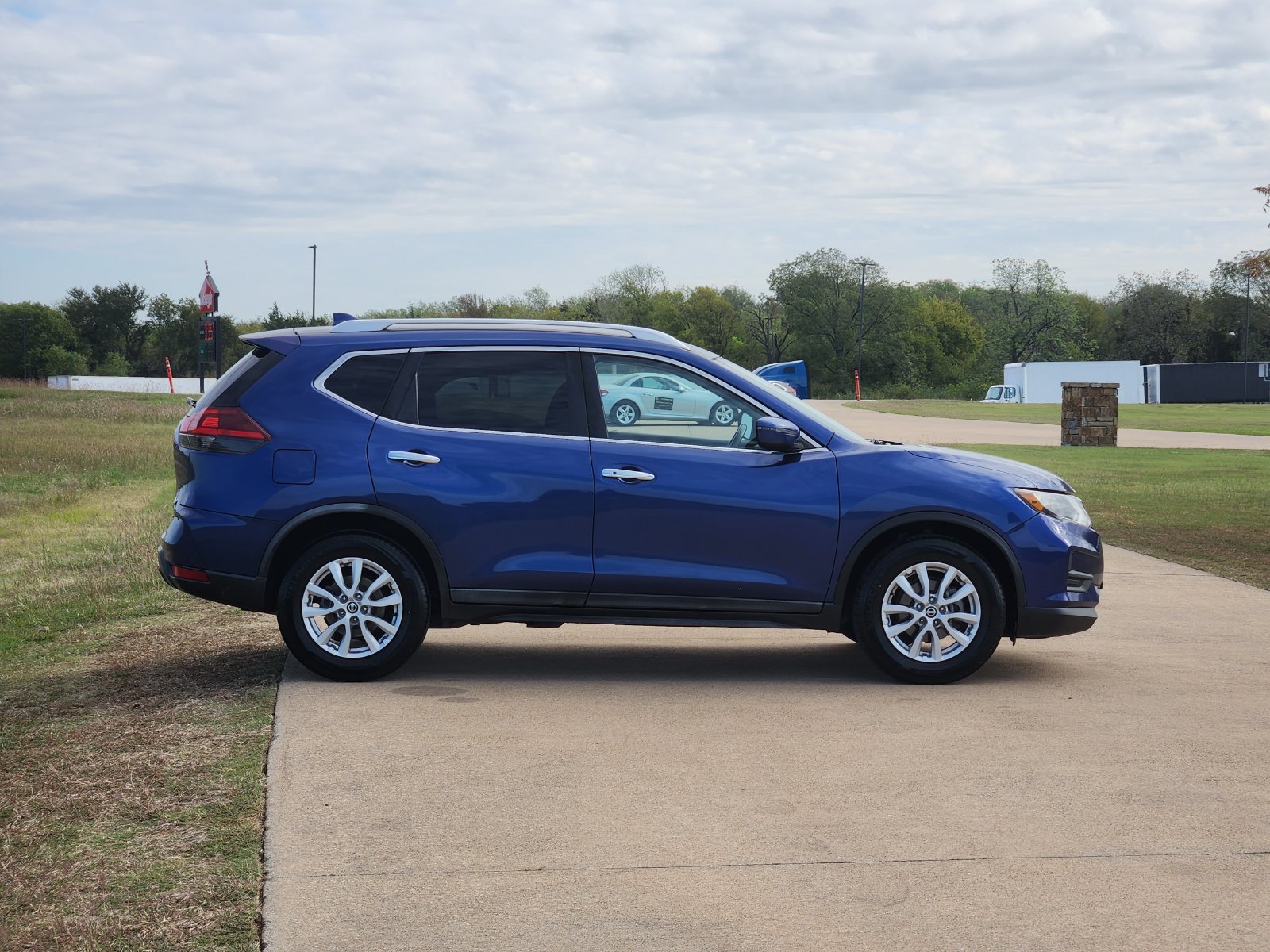 Used 2018 Nissan Rogue SV FWD image 7