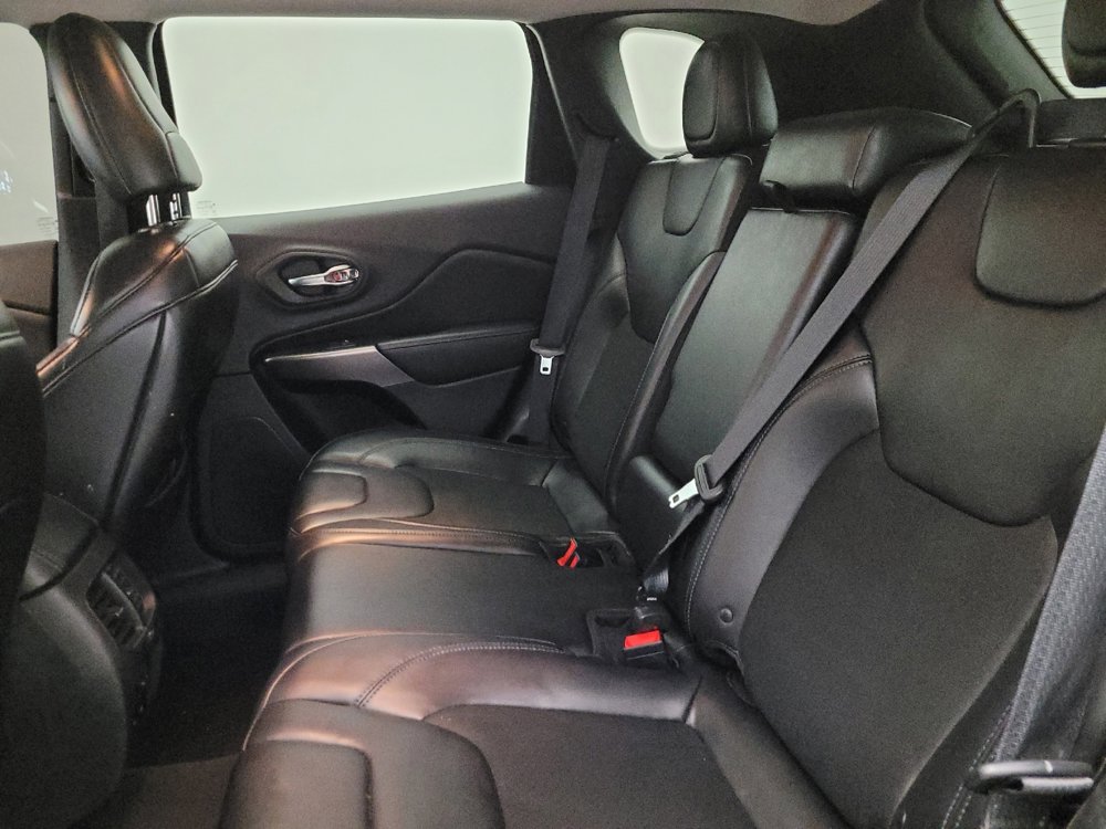 Used 2019 Jeep Cherokee Latitude Plus w/ Comfort/Convenience Group image 18