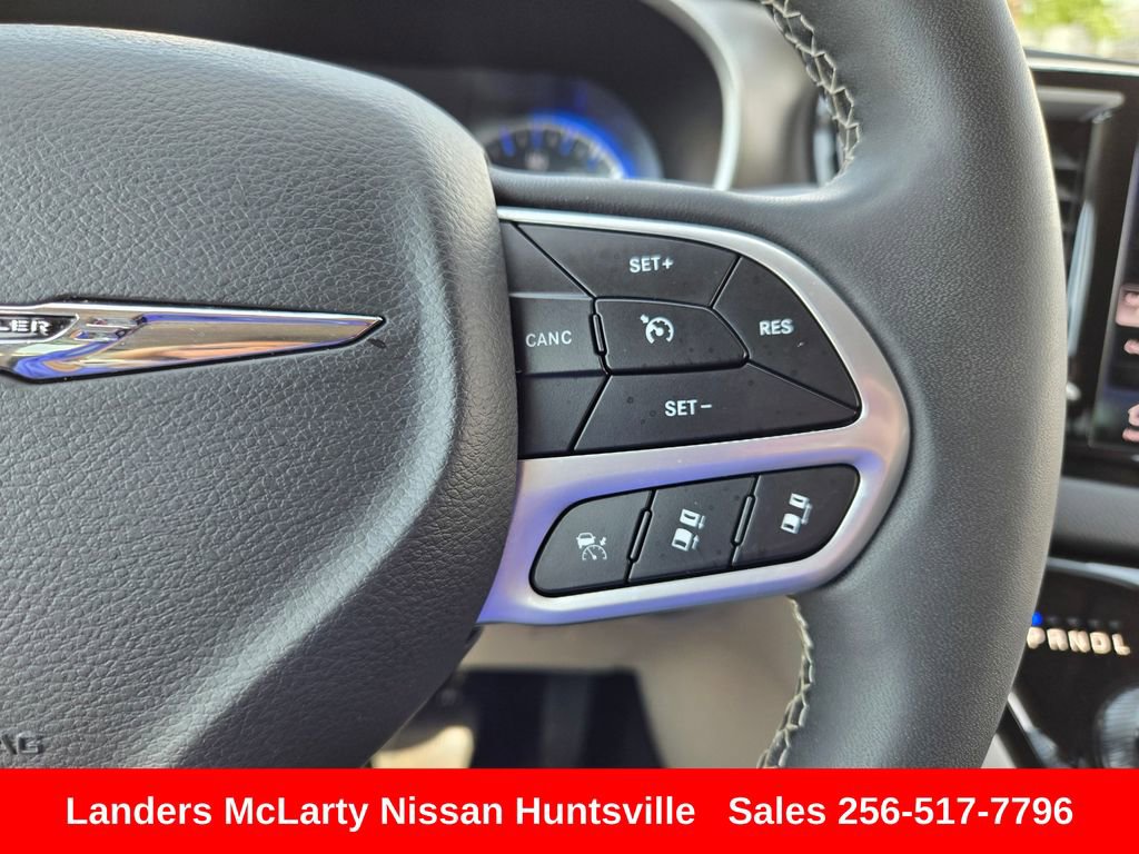 Used 2023 Chrysler Pacifica Touring-L FWD image 28