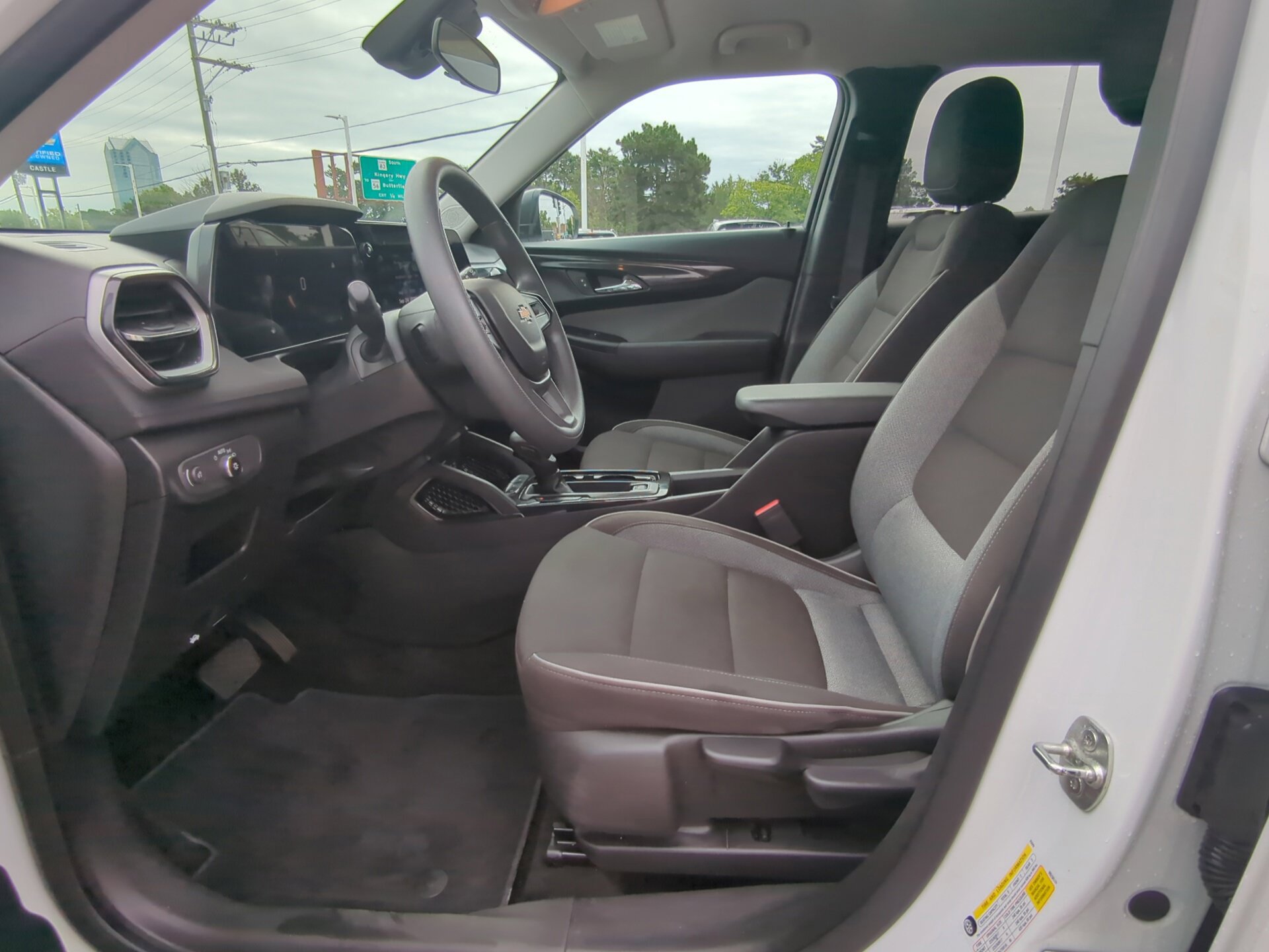 Used 2024 Chevrolet TrailBlazer LS w/ LS Convenience Package FWD image 16