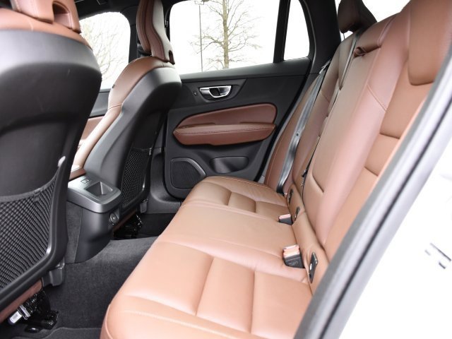 Used 2025 Volvo V60 B5 Cross Country Plus image 14