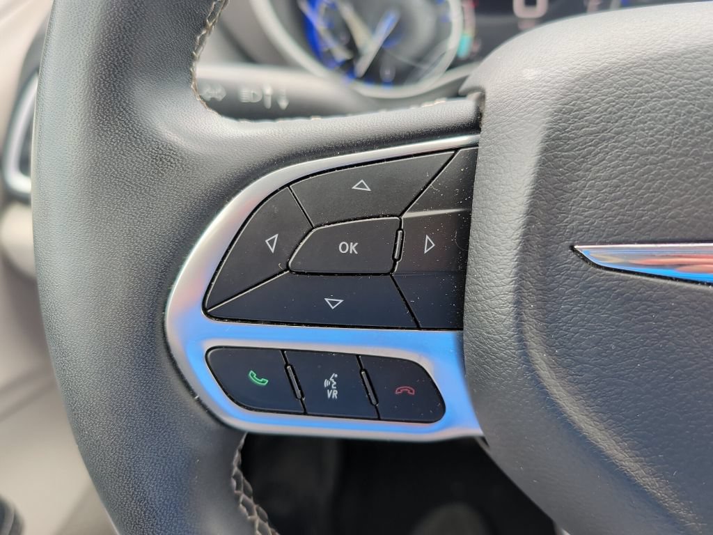 Used 2024 Chrysler Pacifica Touring-L FWD image 14