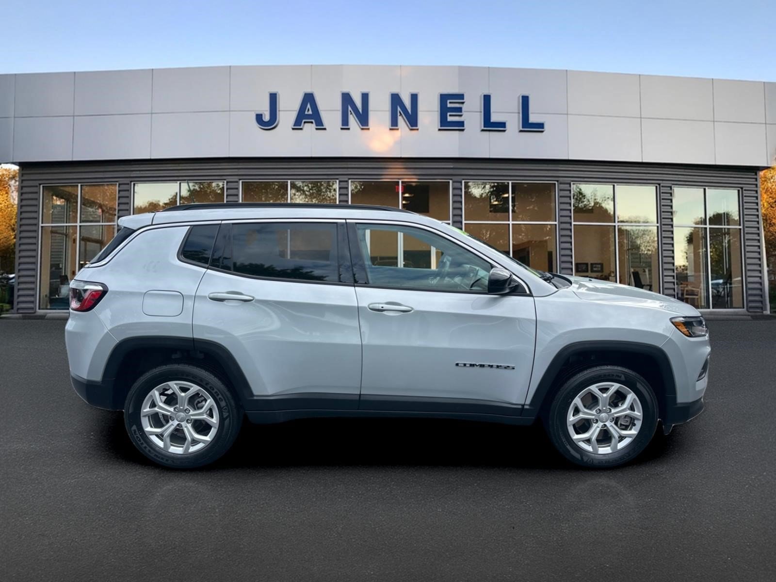 Used 2024 Jeep Compass Latitude w/ Convenience Group AWD/4WD image 4