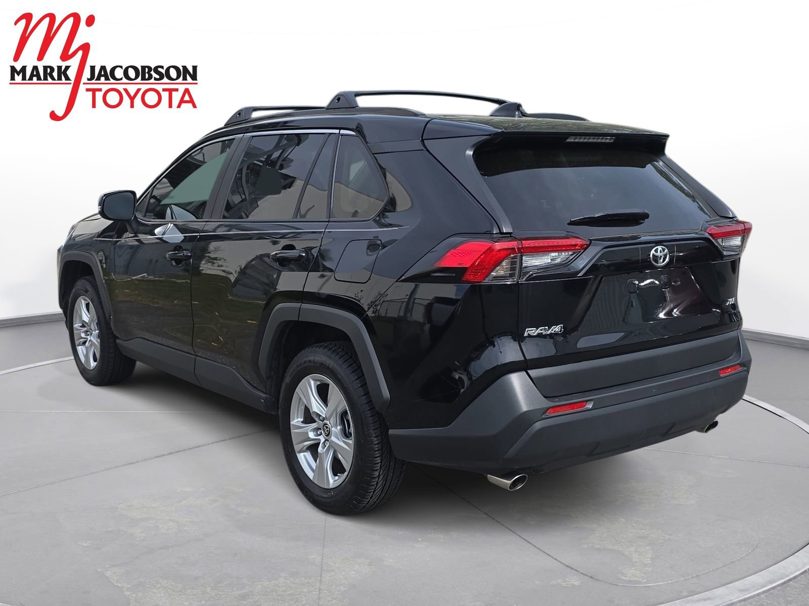 Used 2019 Toyota RAV4 XLE FWD image 11