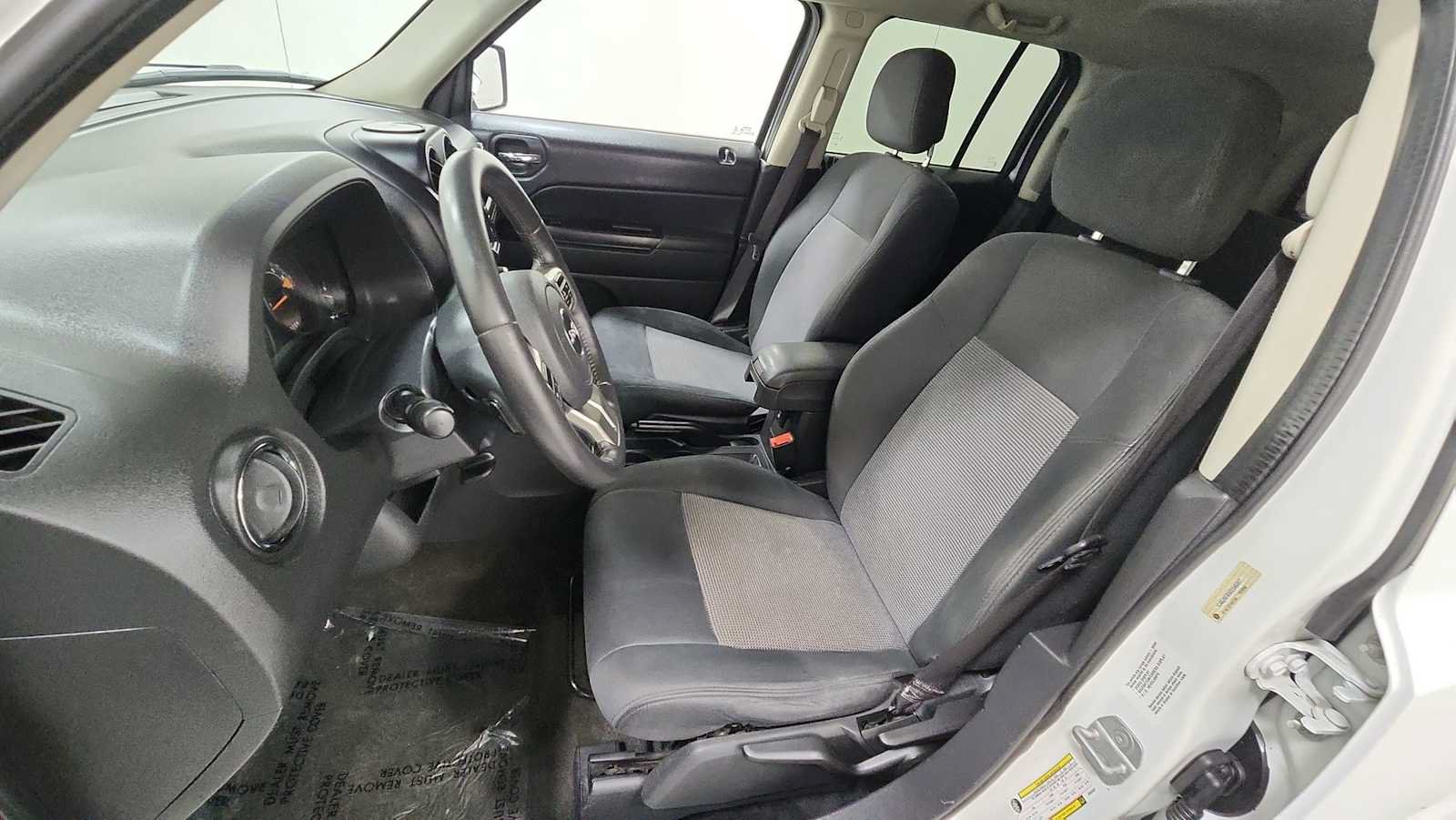 Used 2014 Jeep Patriot Latitude AWD/4WD image 13