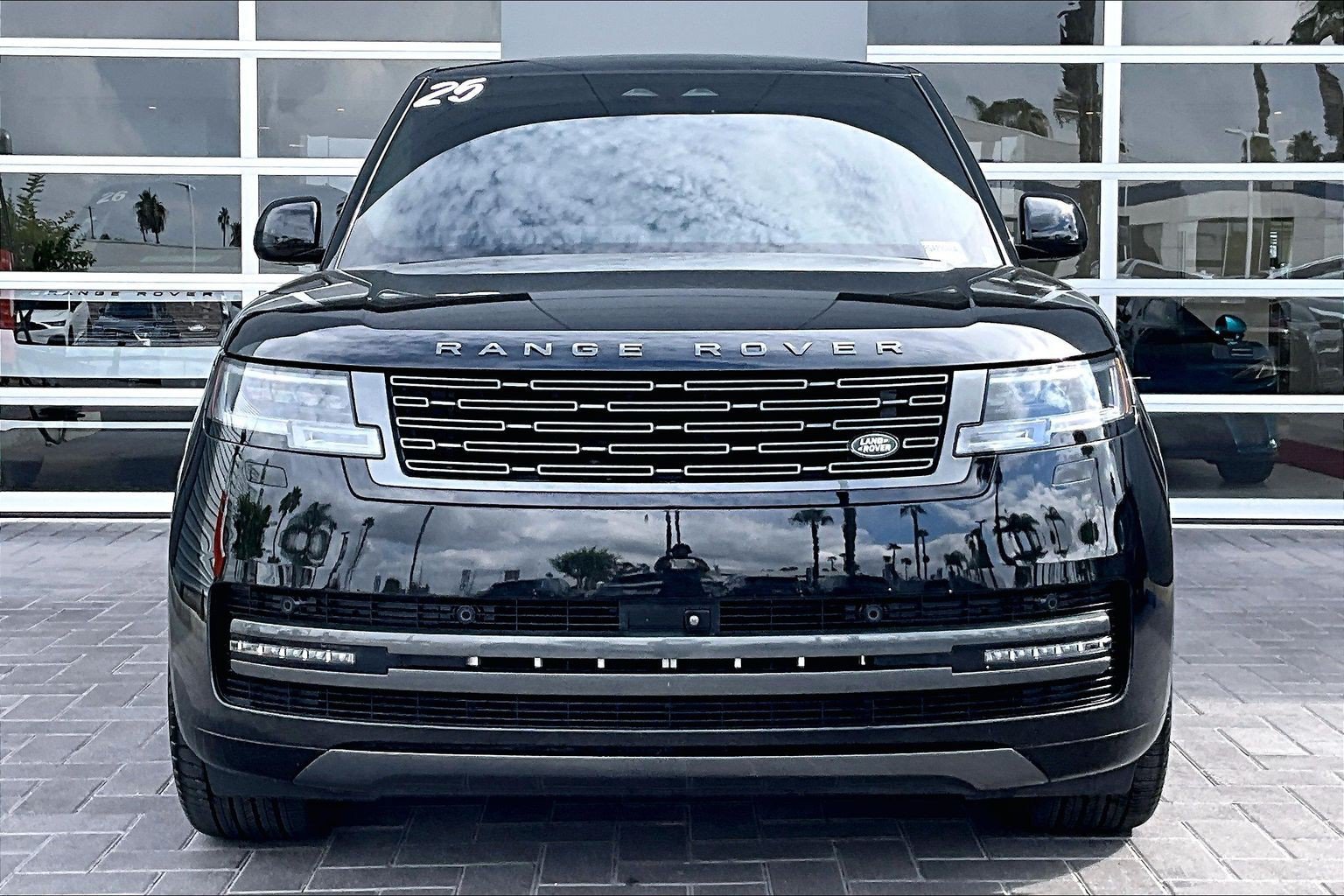 Used 2025 Land Rover Range Rover SE AWD/4WD image 2