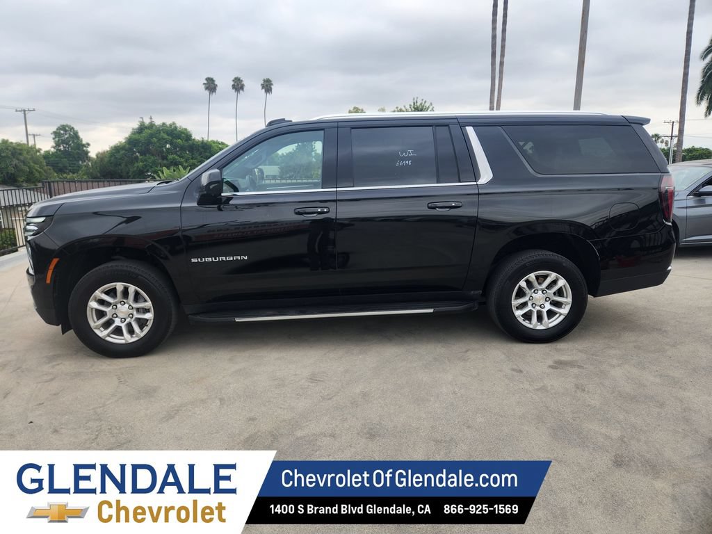 Used 2025 Chevrolet Suburban LT AWD/4WD image 3