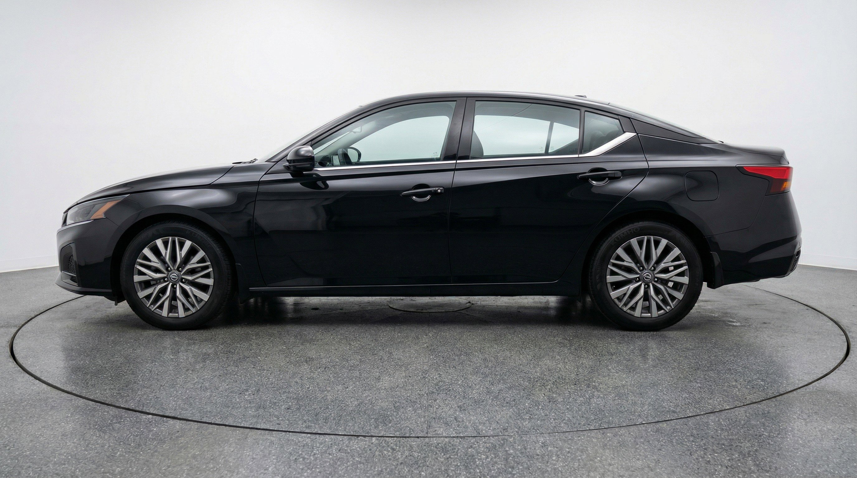 Used 2025 Nissan Altima 2.5 SV image 5