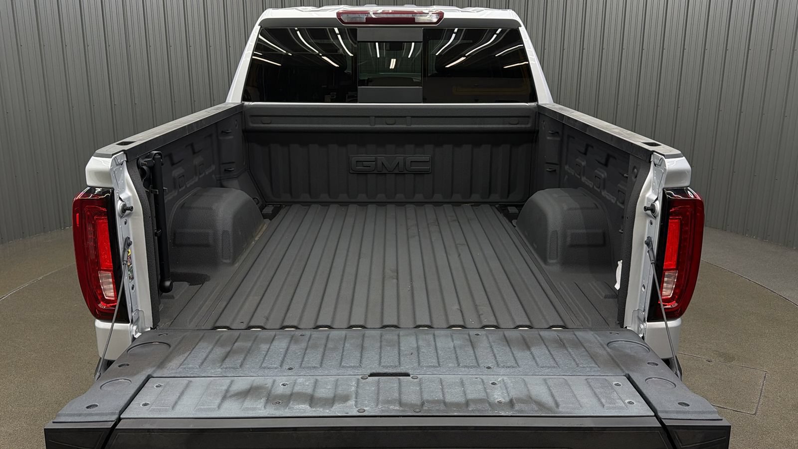 Used 2022 GMC Sierra 1500 SLT w/ SLT Convenience Package AWD/4WD image 17