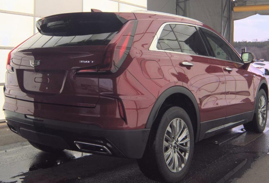 Used 2024 Cadillac XT4 Premium Luxury image 3