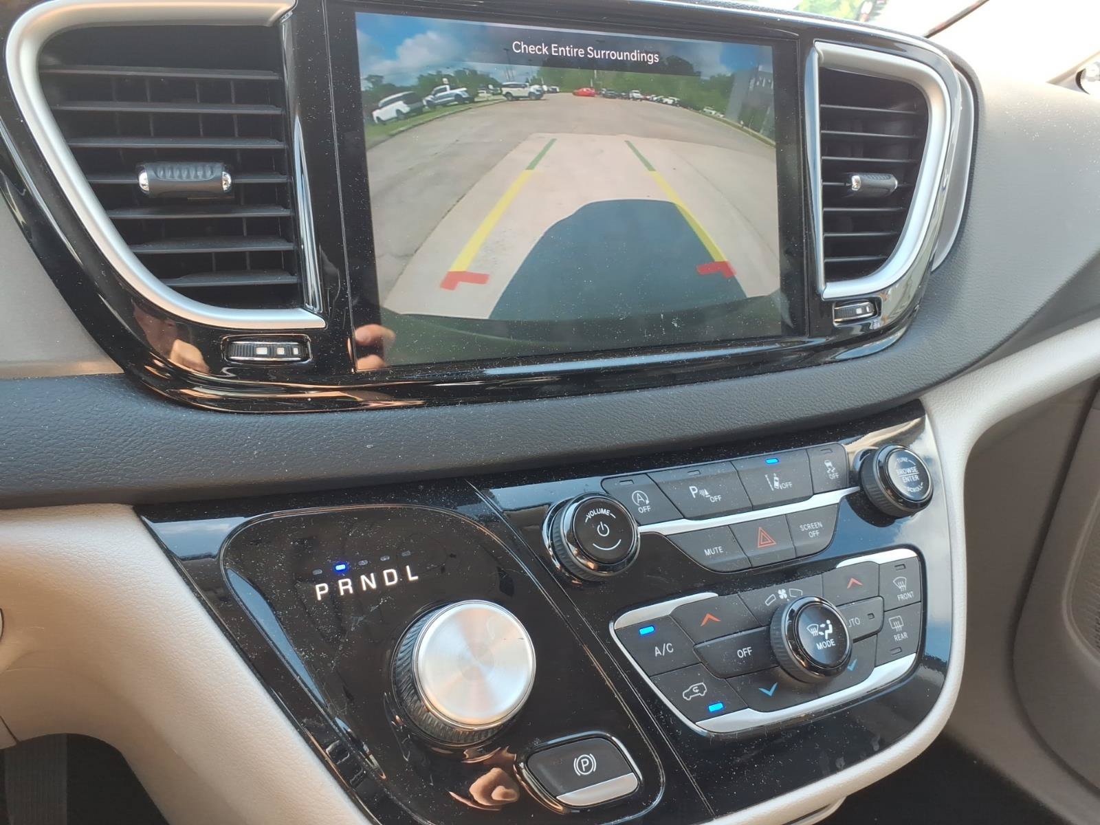 Used 2024 Chrysler Pacifica Touring-L FWD image 18
